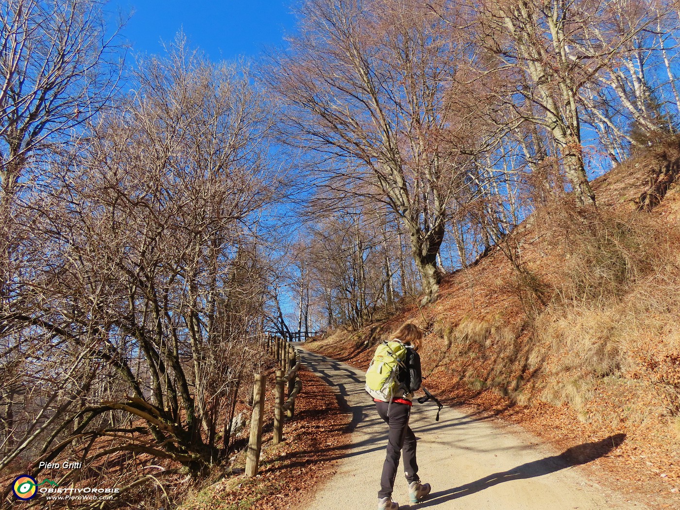 15 Si sta bena al sole salendo la strada agrosilvopastorale.JPG